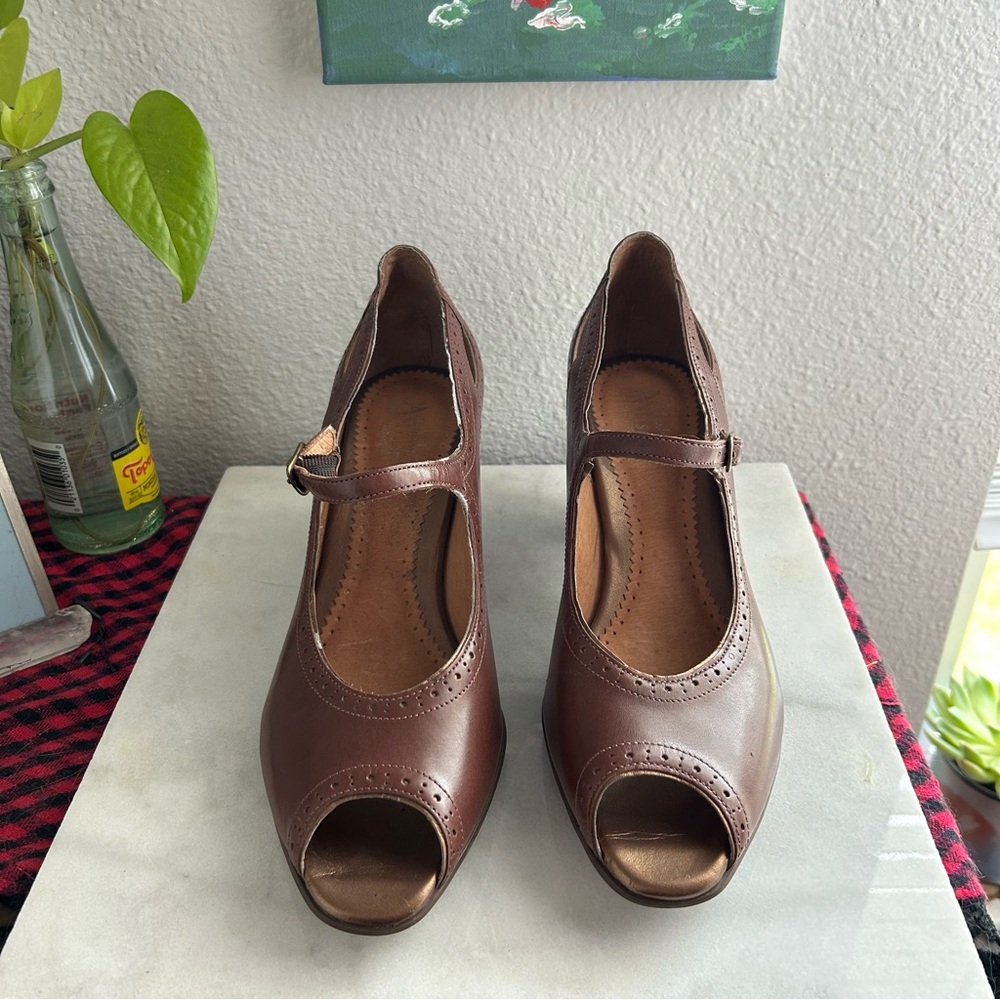Clark’s Artisan victorian academia brown leather peep toe pumps - Picture 10 of 10